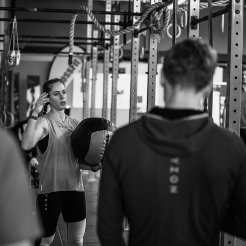 HYROX-Coach-explaining-something-to-the-crowd
